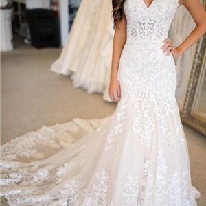 Elegant off White Lace Bridal Gown